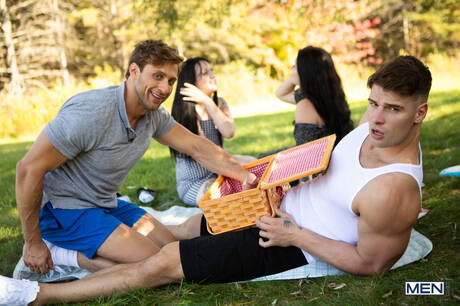 Der kanadische Bodybuilder Malik Delgaty und der amerikanische Bulle Dom King ficken nach dem Blowjob draußen