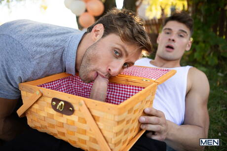 Canadian bodybuilder Malik Delgaty and american bull Dom King fuck after blowjob outside