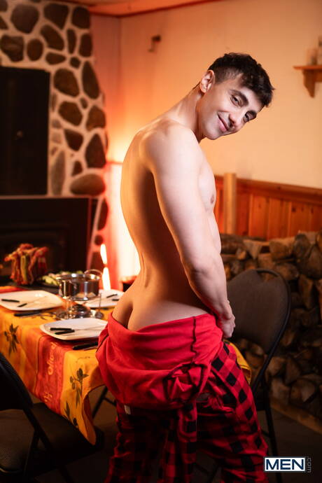 加拿大肌肉男馬利克·德爾加蒂和帥哥利亞姆·阿列託在戶外熱戀