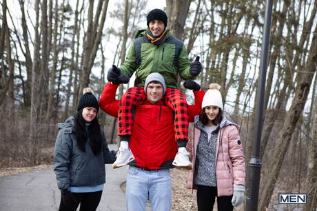 加拿大肌肉男馬利克·德爾加蒂和帥哥利亞姆·阿列託在戶外熱戀
