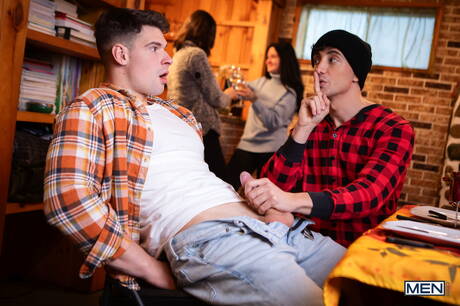 加拿大肌肉男馬利克·德爾加蒂和帥哥利亞姆·阿列託在戶外熱戀