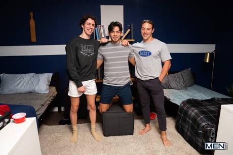 Die versauten Typen Ashton Summers, Kyle und Cristiano bohren einen Arsch