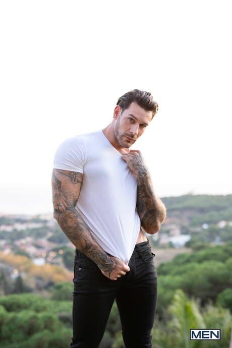 Men: American strong bull Papi Kocic and  Cole in hot anal sex outside