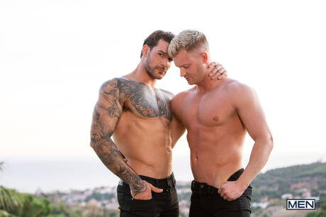 アメリカの強い雄牛パピ・コシックとコールが屋外で熱いアナルセックスをする