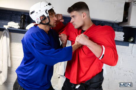 Die geilen Typen Malik Delgaty, Mateo Zagal und Dom King bei einem heißen Dreier-Arschfick