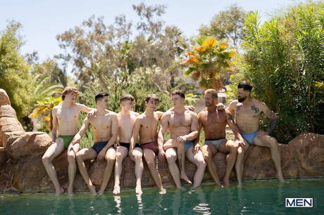 Joey Mills, Clark, Jake Preston, Alpha Wolfe, Spikey, Kane Fox i Greg biorą udział w orgii przy basenie