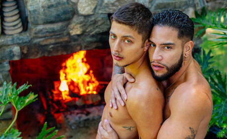 Les beaux garçons américains, le minet sexy Angel Rivera et le bodybuilder Brock Banks se sont baisés en extérieur