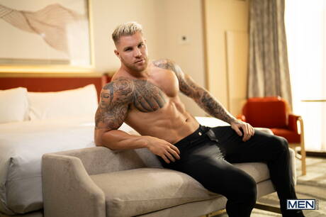 Die Latino-Muschis Ashton Summers und Filou Fitt ficken sich in den Arsch, nachdem sie einen Schwanz gelutscht haben