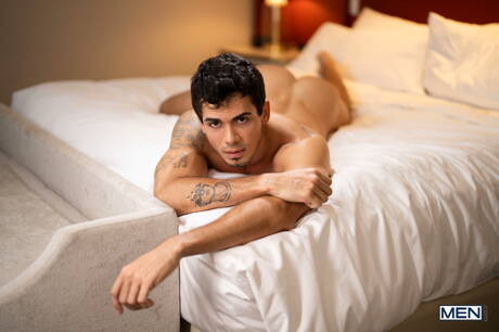 Łaciński mięśniak Ashton Summers i Filou Fitt ruchają się w dupę po ssaniu kutasa