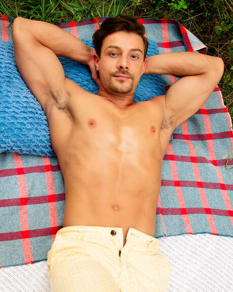 O musculoso canadense Carter Dane e o jovem canadense Leo Louis em uma ação homossexual quente ao ar livre