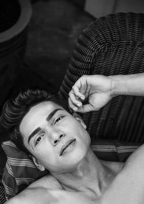 アメリカ人のたくましい男エイデン・ワードとたくましい男セバスチャン・グリーンが屋外で熱いアナルセックスをする