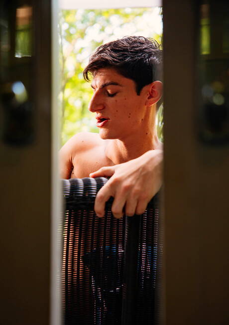 O bonitão americano Aiden Ward e o robusto Sebastian Green em sexo anal quente ao ar livre