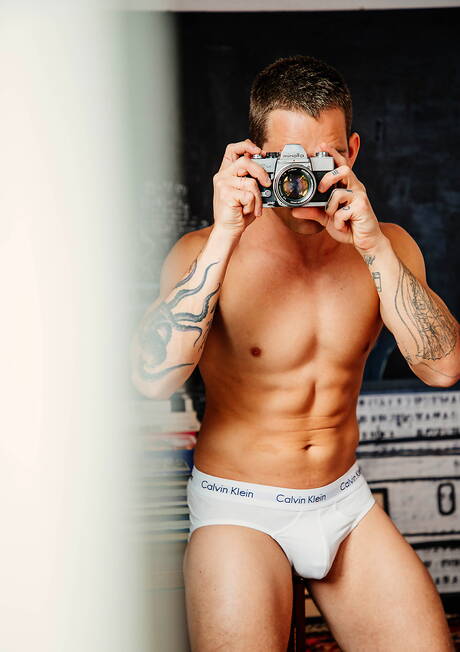 漂亮的美國男人健壯的Kane Fox和漂亮的男孩Tayte Hanson在口交後操屁股