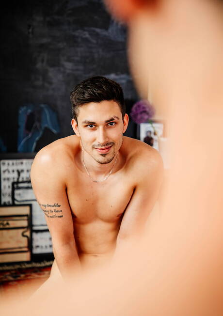 漂亮的美國男人健壯的Kane Fox和漂亮的男孩Tayte Hanson在口交後操屁股