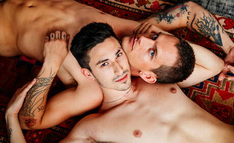 漂亮的美國男人健壯的Kane Fox和漂亮的男孩Tayte Hanson在口交後操屁股