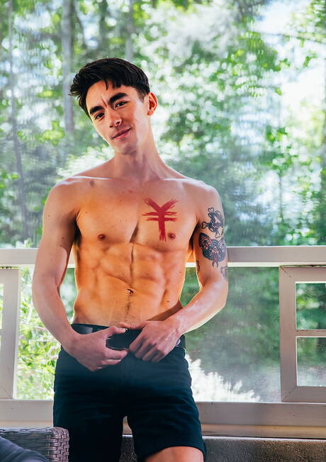El hermoso chico oriental Cody Seiya y el fornido asiático Tyler Wu en una acción homosexual caliente