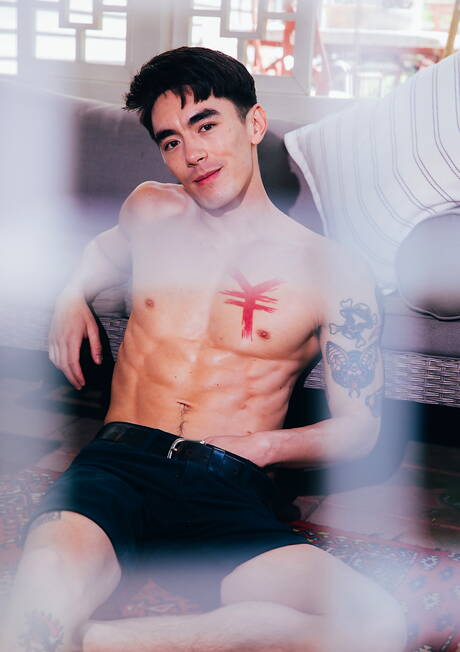 El hermoso chico oriental Cody Seiya y el fornido asiático Tyler Wu en una acción homosexual caliente