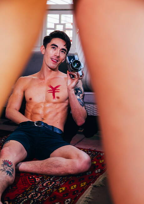 Oosterse knappe jongen Cody Seiya en Aziatische gespierde Tyler Wu in hete homoseksuele actie