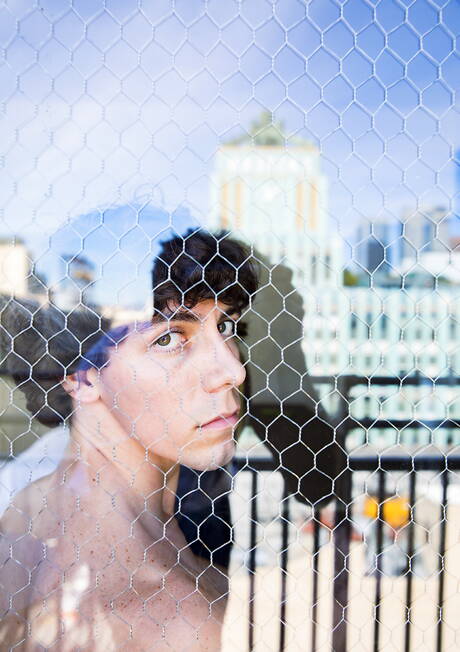 セクシーな少年クリスティアーノと魅力的な少年マシュー・クーパーはチンコをしゃぶった後にファックする