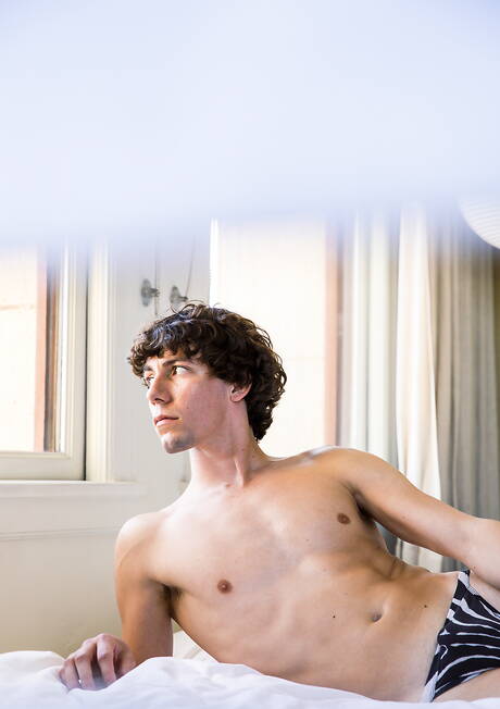 セクシーな少年クリスティアーノと魅力的な少年マシュー・クーパーはチンコをしゃぶった後にファックする