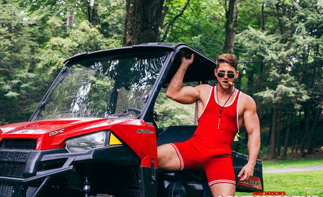 Os caras nojentos Dallas Preston, Drew Dixon e Roman Todd fodendo uma bunda do lado de fora