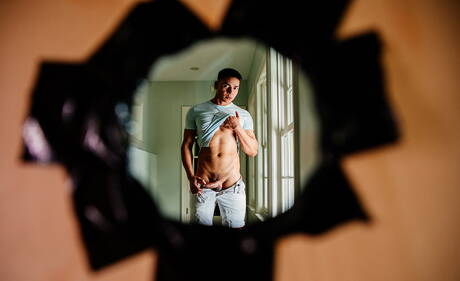 La jeune Américaine Avery Jones et le costaud Sebastian Green dans une relation sexuelle anale torride