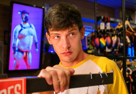 加拿大年輕男孩 Edward Terrant 和加拿大強壯男人 Nikko Russo 在戶外吸吮後操屁股