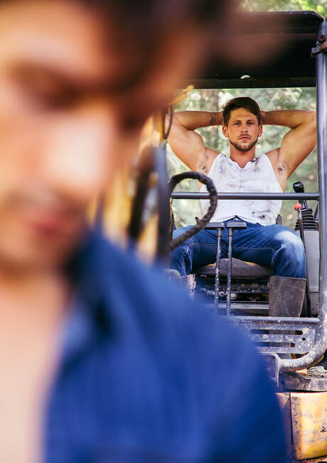 O musculoso canadense Carter Dane e o supergaranhão americano Roman Todd fodem a bunda depois de um boquete ao ar livre