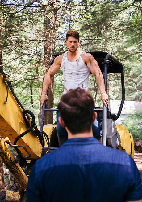 O musculoso canadense Carter Dane e o supergaranhão americano Roman Todd fodem a bunda depois de um boquete ao ar livre