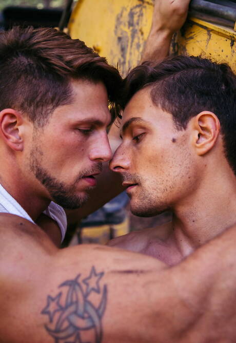 O musculoso canadense Carter Dane e o supergaranhão americano Roman Todd fodem a bunda depois de um boquete ao ar livre