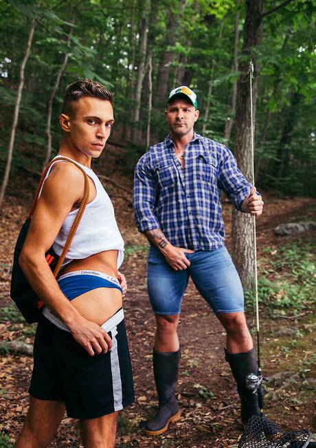 Cocky Boys: Die amerikanischen Stars Ari Avanti mit ihrem kräftigen Körper und Austin Wolf in einer heißen Homosexuellen-Szene im Freien