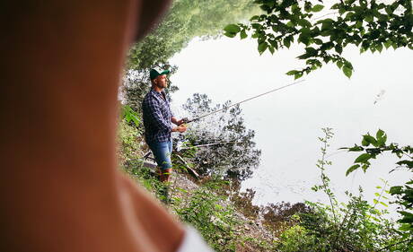 Les stars américaines Ari Avanti et Austin Wolf, costauds, dans une scène homosexuelle torride en extérieur