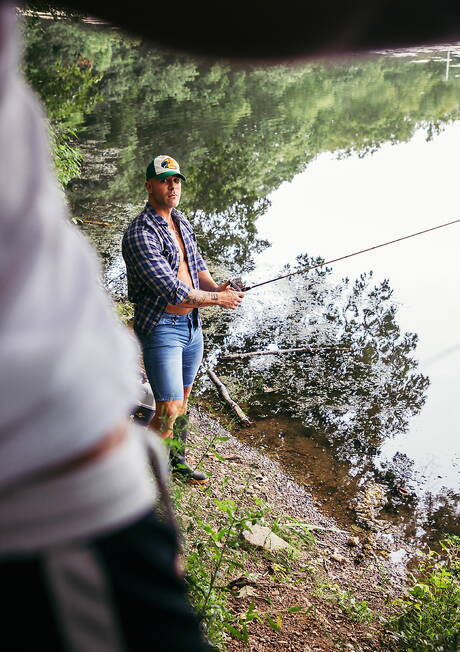 Les stars américaines Ari Avanti et Austin Wolf, costauds, dans une scène homosexuelle torride en extérieur