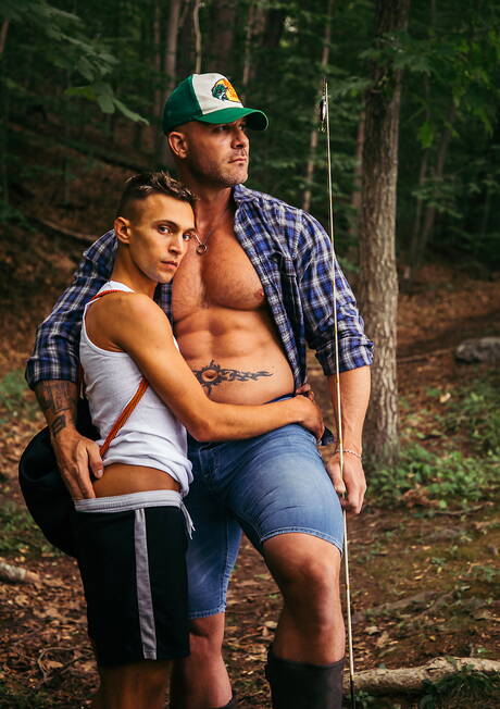 Les stars américaines Ari Avanti et Austin Wolf, costauds, dans une scène homosexuelle torride en extérieur