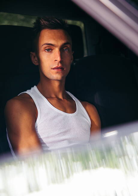 Les stars américaines Ari Avanti et Austin Wolf, costauds, dans une scène homosexuelle torride en extérieur