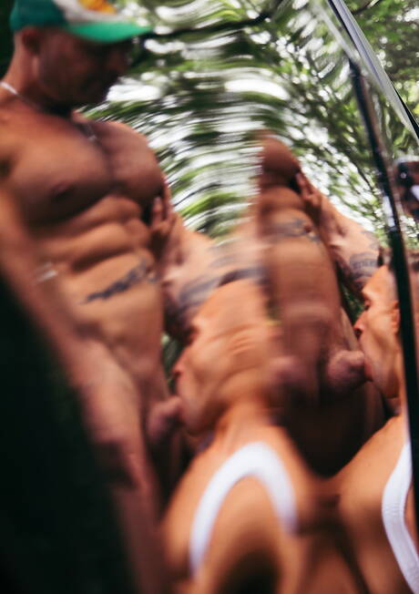 Les stars américaines Ari Avanti et Austin Wolf, costauds, dans une scène homosexuelle torride en extérieur