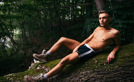 Les stars américaines Ari Avanti et Austin Wolf, costauds, dans une scène homosexuelle torride en extérieur