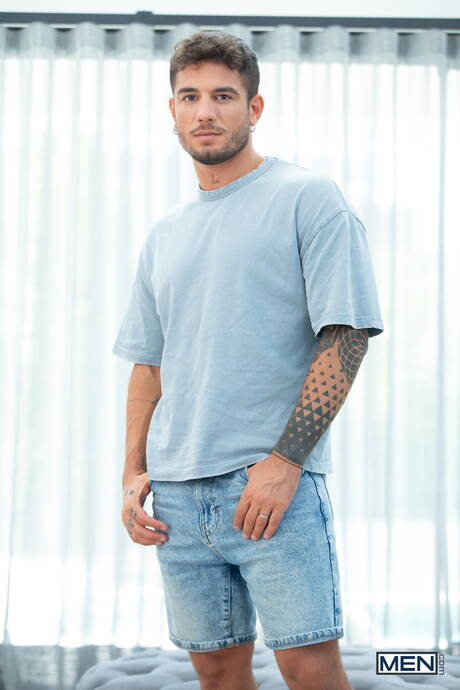 Men: Two american guys husky guy Alex Ink and hot bear Lobo Carreira have a hot couple sex