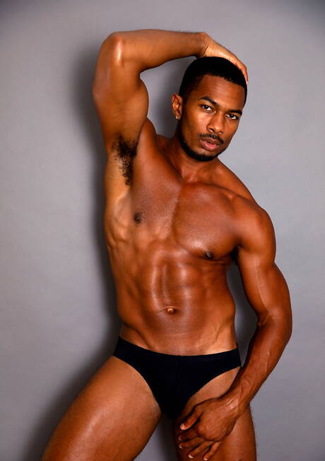 Due ragazzi americani, il muscoloso Evan Knoxx e il bel ragazzo Sean Xavier, in un sesso in bianco e nero