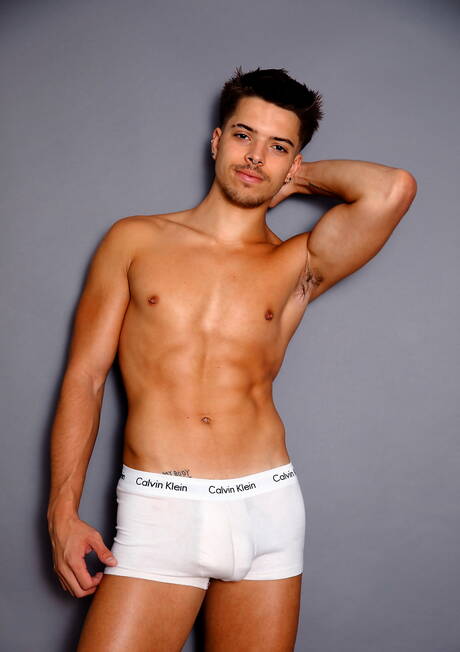 Due ragazzi americani, il muscoloso Evan Knoxx e il bel ragazzo Sean Xavier, in un sesso in bianco e nero