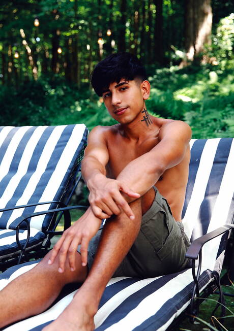 Dwóch amerykańskich chłopców, młody Noah Fox i muskularny Tristan Hunter uprawiają gorący seks na zewnątrz