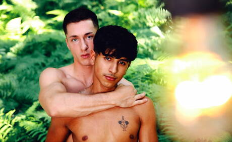 Dwóch amerykańskich chłopców, młody Noah Fox i muskularny Tristan Hunter uprawiają gorący seks na zewnątrz