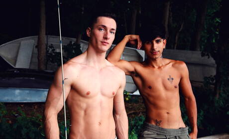 Dwóch amerykańskich chłopców, młody Noah Fox i muskularny Tristan Hunter uprawiają gorący seks na zewnątrz