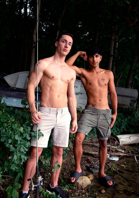 Dwóch amerykańskich chłopców, młody Noah Fox i muskularny Tristan Hunter uprawiają gorący seks na zewnątrz