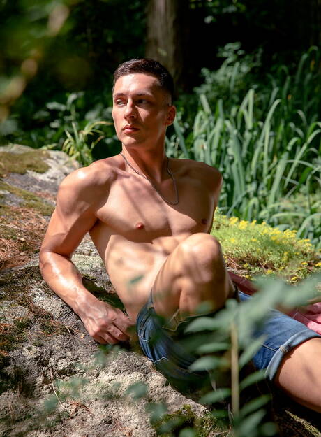 Garotos americanos gostosos, o jovem Leo Grand e o musculoso Tristan Hunter transando depois de um boquete ao ar livre