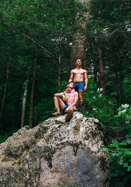 Garotos americanos gostosos, o jovem Leo Grand e o musculoso Tristan Hunter transando depois de um boquete ao ar livre