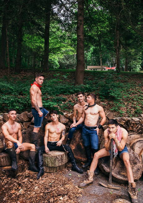 Garotos americanos gostosos, o jovem Leo Grand e o musculoso Tristan Hunter transando depois de um boquete ao ar livre