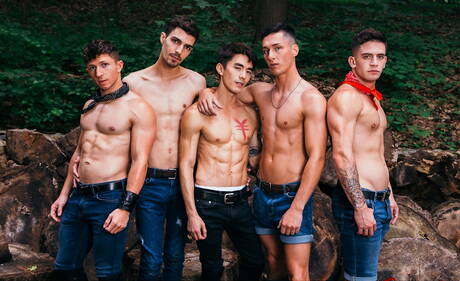 Garotos americanos gostosos, o jovem Leo Grand e o musculoso Tristan Hunter transando depois de um boquete ao ar livre