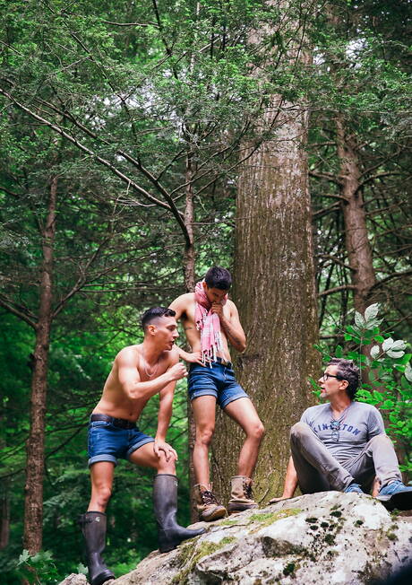 Heiße amerikanische Jungs, der junge Typ Leo Grand und der Muskelprotz Tristan Hunter ficken nach dem Blowjob im Freien