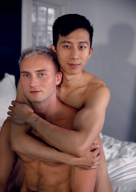 El forzudo estadounidense Daniel Evans y el galán oriental Tyler Wu en una ardiente escena homosexual